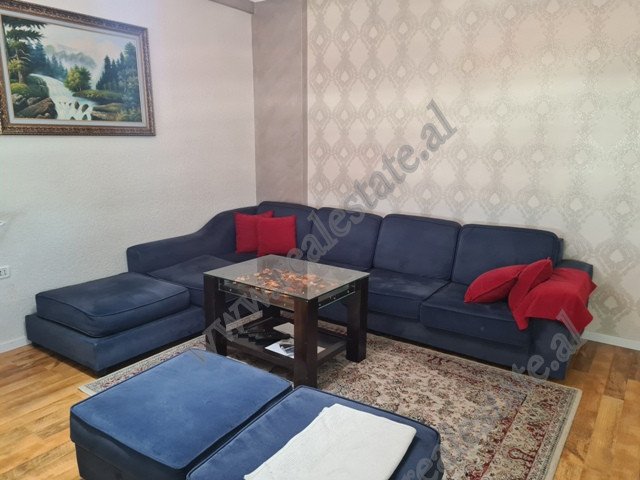 Apartament 2+1 me qira ne rrugen Dritan Hoxha ne Tirane.
Ndodhet ne katin 5 te nje pallati me ashen